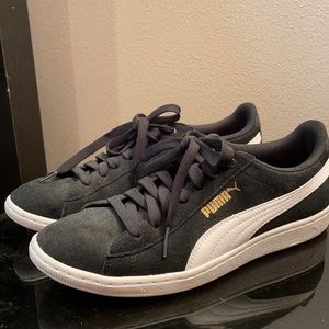 Like new women’s Puma sneakers. Size 9.